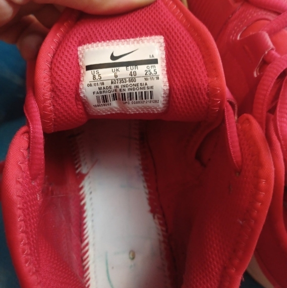 Nikes size 8.5 - Picture 6 of 7